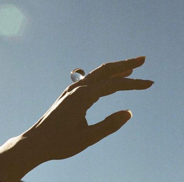 101女孩的少女感 原来靠这些“塑料”单品就能get