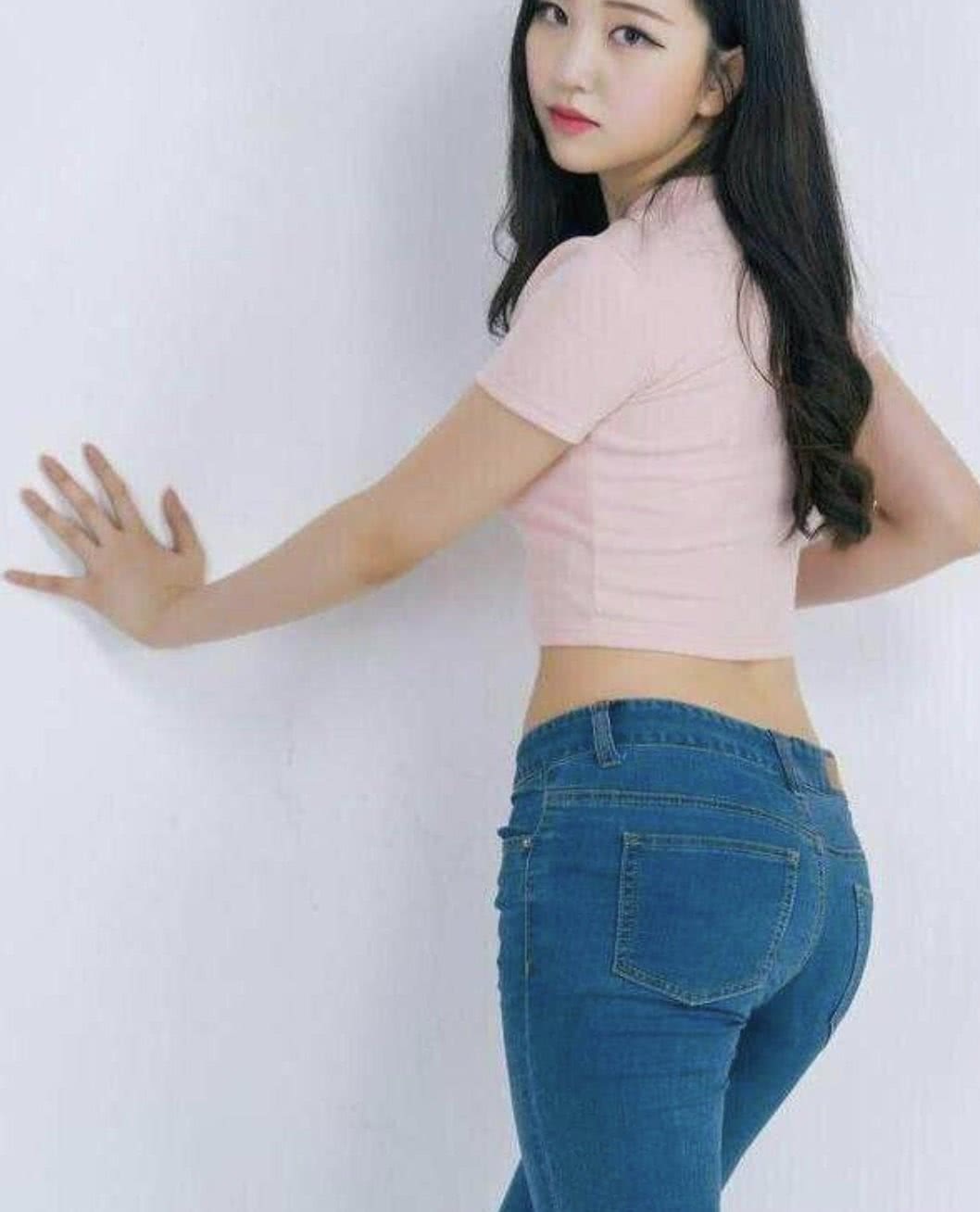 气质女神穿紧身牛仔裤，胯宽下的美腿尽显时尚魅力