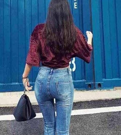 看似普通的紧身裤凸显你妙曼身材，呈现出流畅的线条感