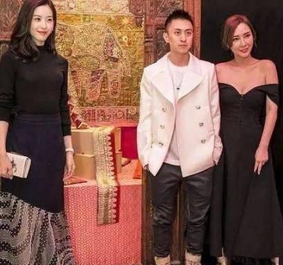 章泽天近照曝光:素颜皮肤暗沉无光,但肤质细腻五官精致