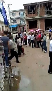 老公赌球不归，一女子向众人泼粪？蹭热点的谣言又来了