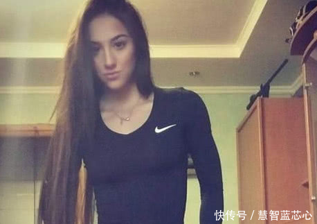漂亮女孩迷上健身，练就魔鬼身材，只是那双大腿看来让人害怕