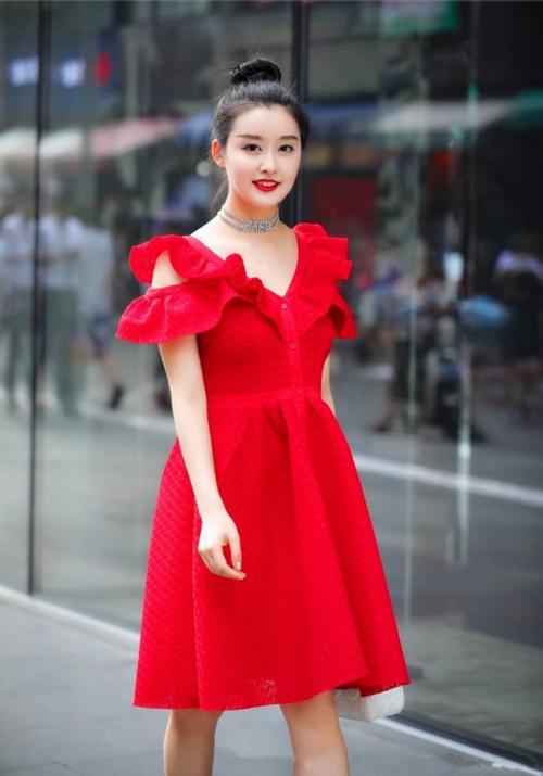 街拍：小姐姐的小蛮腰和臀部曲线凸显得性感又优雅！