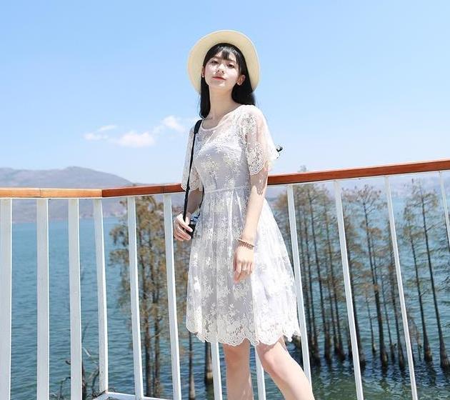 吊带连衣裙穿在身上,让你上街时髦出众,回头率百分之一万!