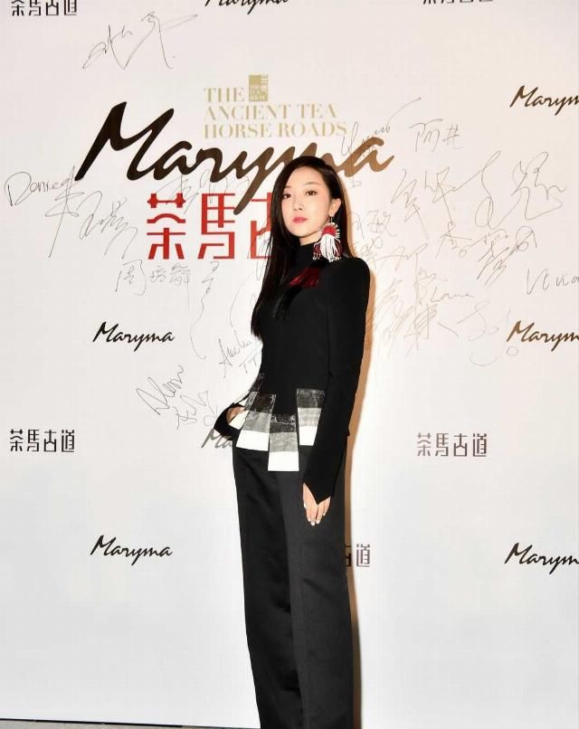  『身穿』菅纫姿气质开挂，身穿黑色上衣搭配搭配阔腿裤时髦减龄