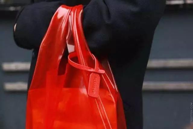 昨天的塑料袋你爱搭不理，今天的塑料袋只有时髦女孩看得起