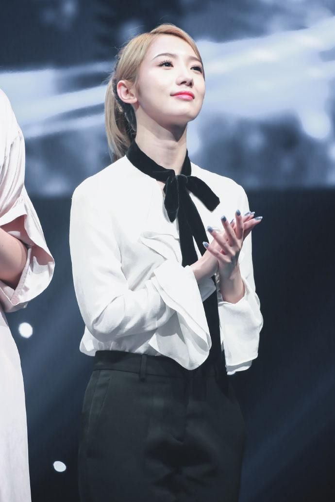 孟美岐性感饭拍写真图片