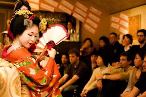 跟团旅游时,假如见导游说这些“暗语”,二话不说扭头就跑