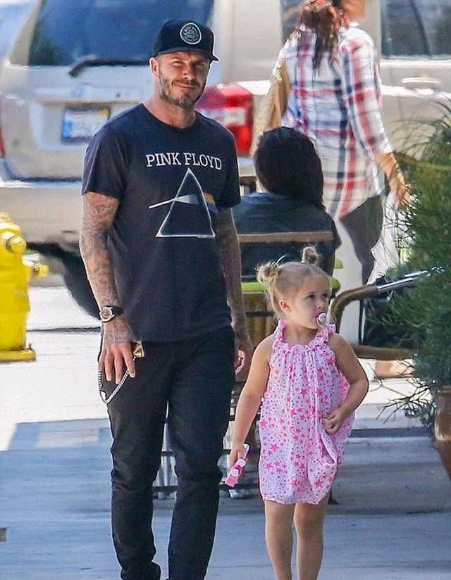  『引发』高跟鞋、奶嘴、穿高跟鞋的小七以及引发网友评论，好莱坞宝贝备受关注