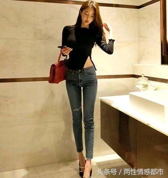 黑色短袖搭配牛仔裤，妹子散发出青春活力气息