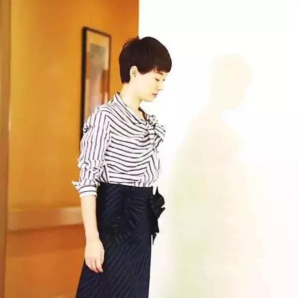 女生穿衬衫塞不塞裤子？别纠结，看看马伊琍，杨颖为你正确示范