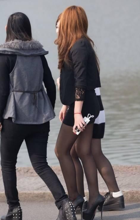 街拍:吊带高跟出街的小姐姐,成为路上的焦点