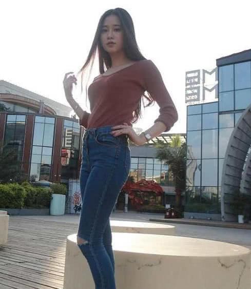穿上紧身裤的妹子，身材曲线更明显，立体呈现女性魅力