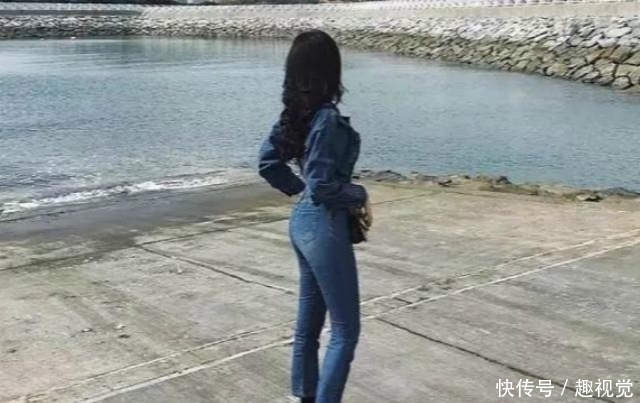  「连体」潮流的连体牛仔裤美女，曼妙身姿令人牵挂