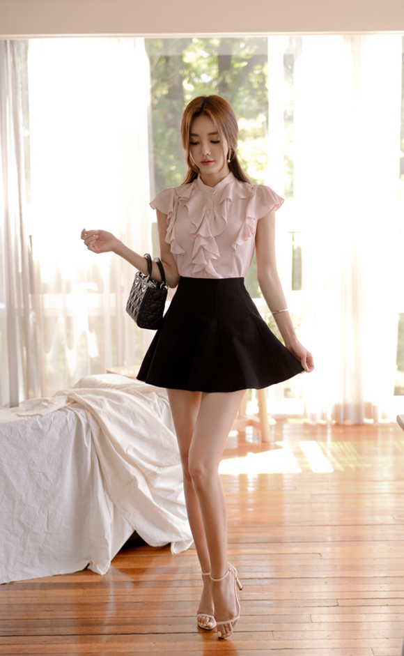 女神孙允珠，栀子花藤浅洋红复古无袖衣裙