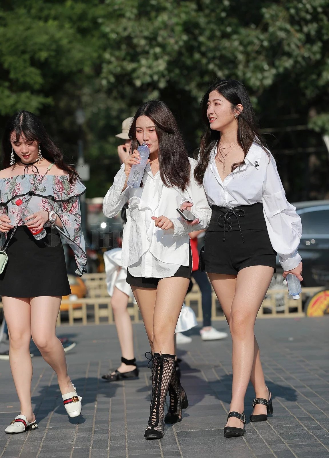 广场遇见三个美女你觉得哪个更时尚