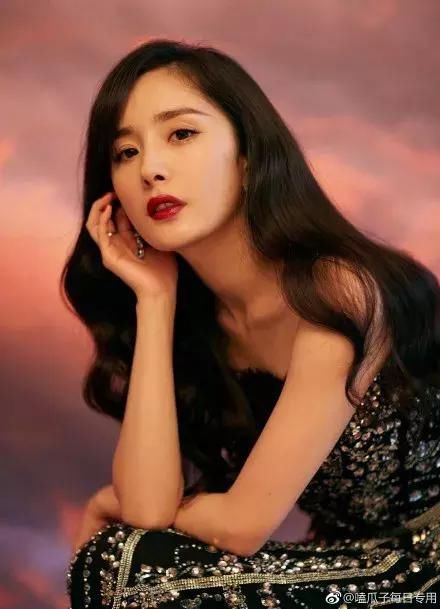 有人惊艳、有人油光满面，这两场时尚活动，精修未修对比明显！