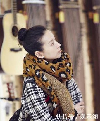 董洁外出逛街被拍,网友直呼:这才是真正的素颜,潘粤明亏大发了