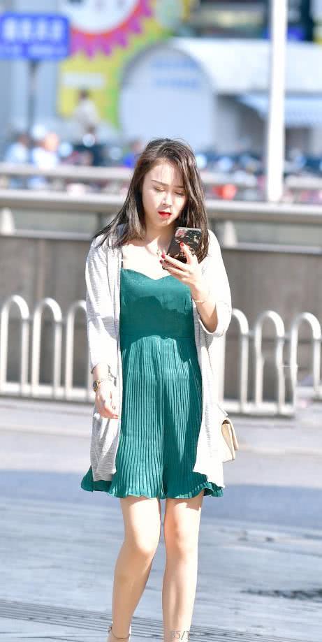 微胖熟女绿色流仙裙展现仙气十足，网友：怎么好端端的哭了