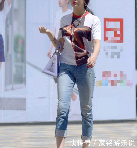  『精致』绑带凉鞋搭配牛仔裤，展现双腿的线条，精致但不累脚