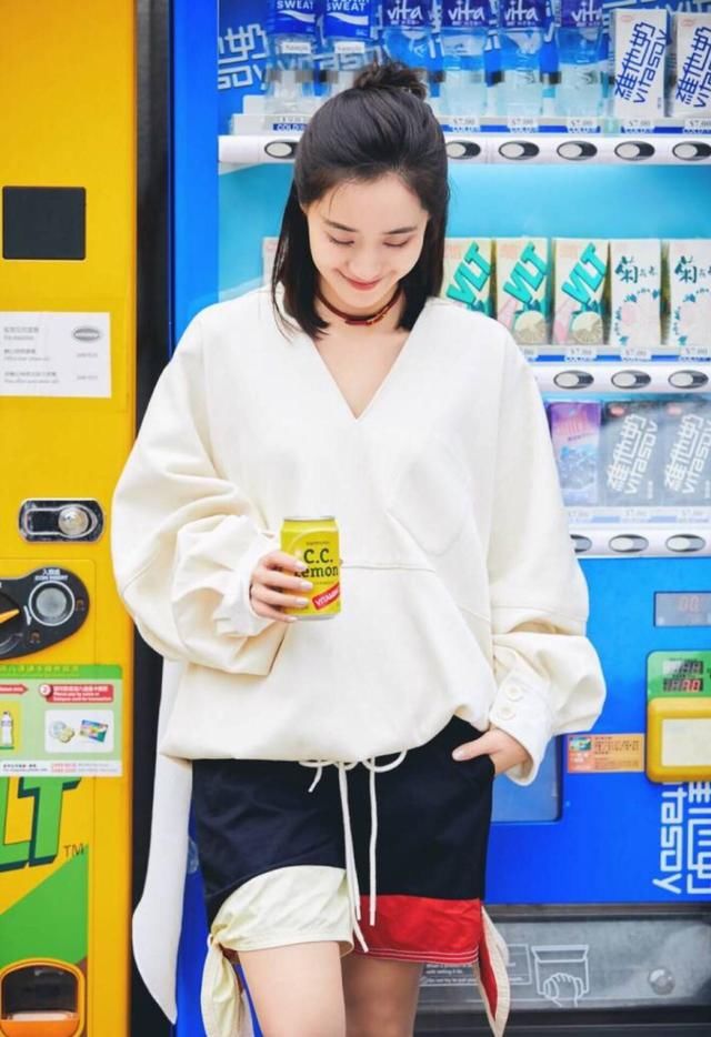 王智化身氧气少女，白色系街拍超养眼