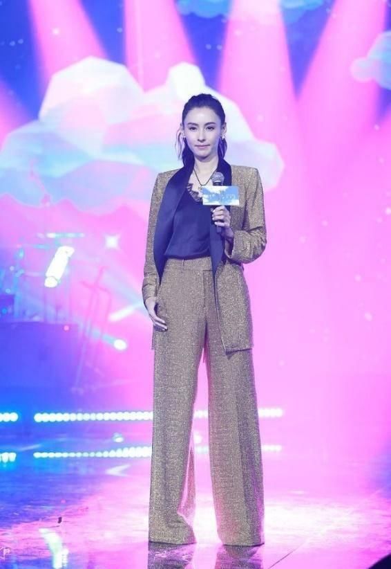  开全：张伯芝总算高姿态，穿拖地板阔脚裤气质开全，不但高颜值气质更加强劲
