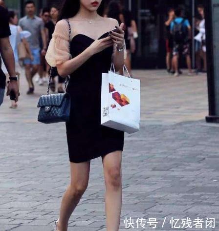 「纤瘦」裹胸上衣搭配牛仔热裤,修饰纤瘦的锁骨,迷人极了