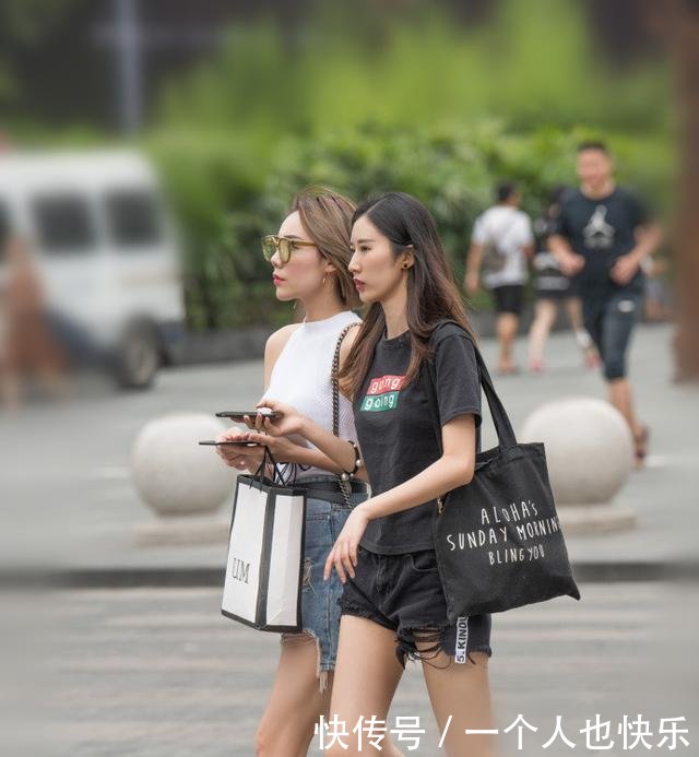 街拍美丽婀娜的牛仔裤小姐姐,展现出的曲线十分的完美迷人!