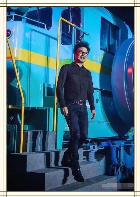 当汪峰脱下皮裤换上紧身裤，网友直呼：辣眼睛！这八字腿型太尴尬