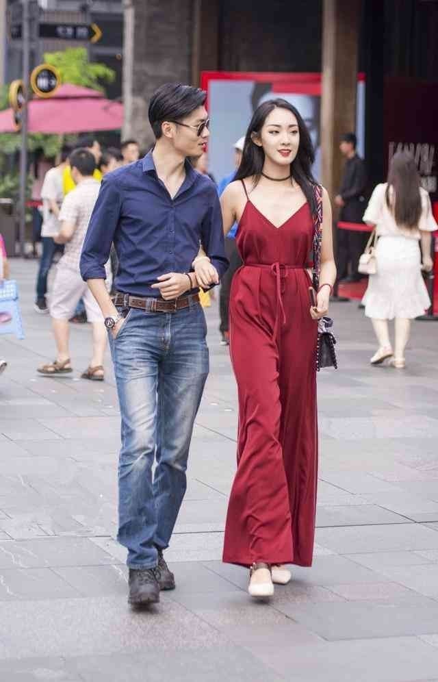 街拍：穿着很个性的小姐姐，摩登帅气不输模特！