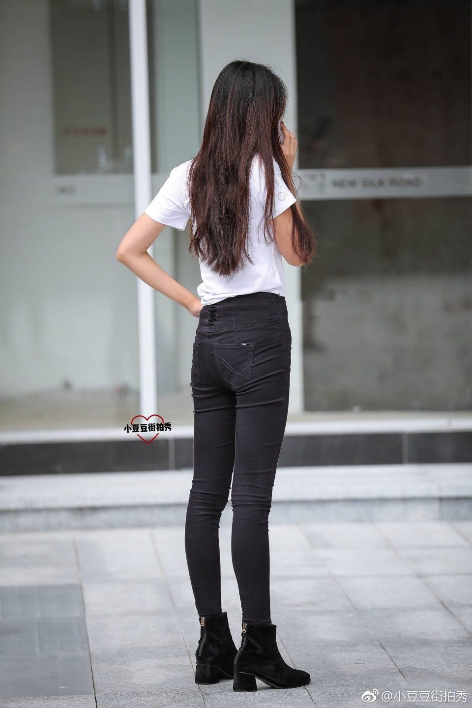 一点点街拍：模特大赛上的美女姐姐，笑容满面很漂亮，身段那么好