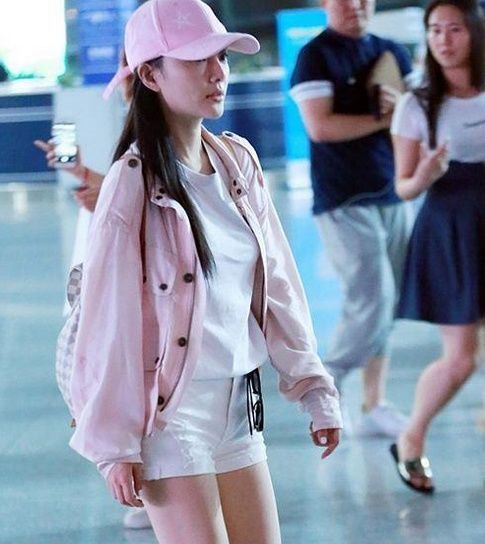 李小璐霍思燕机场同穿短裤秀美腿，网友:李小璐豁出去了