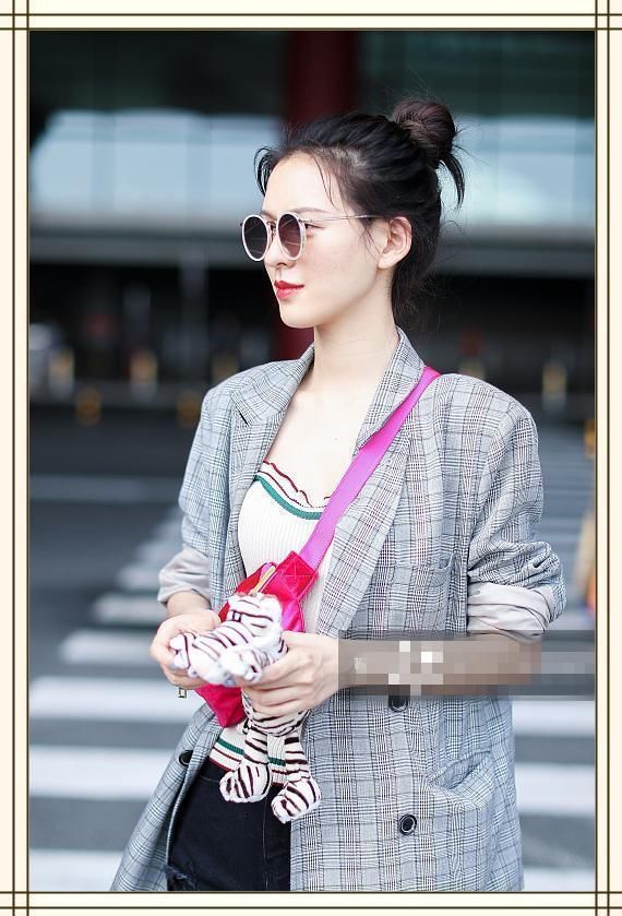 张予曦真是胆大包天！竟当众整理打底衫，网友：是嫌太低了么？