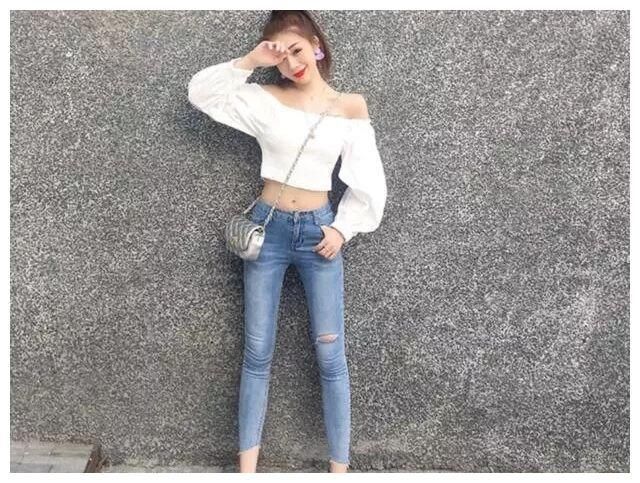 苗条有型的牛仔裤美女，美搭吊带露迷人小蛮腰！