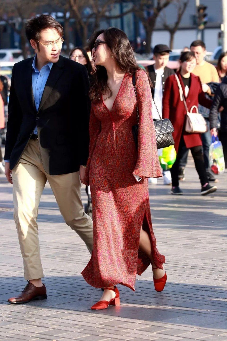 街拍:身材丰腴圆润,身姿迷人的成熟美女