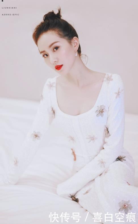 『气质』刘诗诗一点不显老,扎丸子头配一条白色连衣裙,彰显出了优雅气质