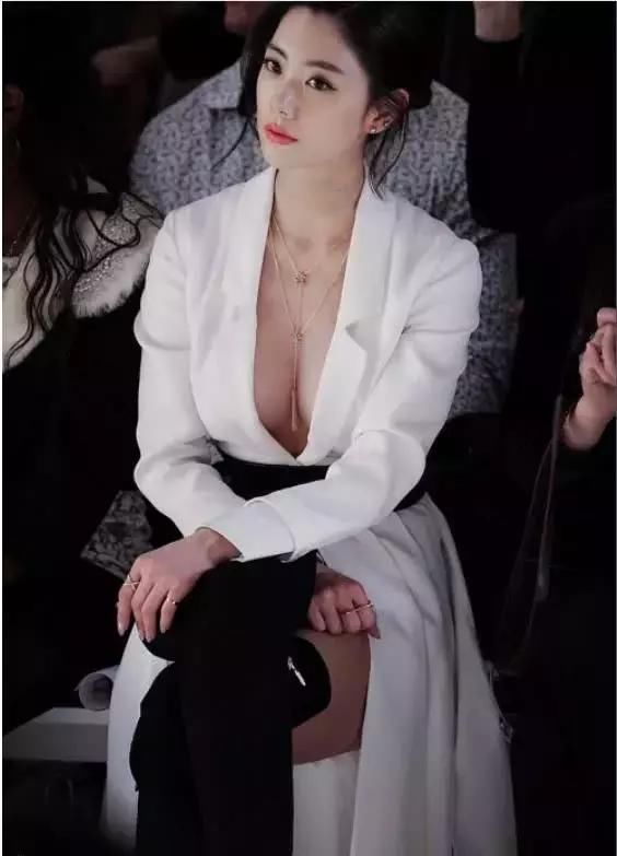 李成敏厉害了，红唇加粉裙尽显名媛气息，一般人穿不出这种感觉！