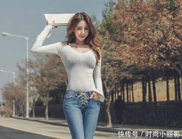 紧身裤搭配出让人过目不忘的女神格调，展现出迷人的风采！