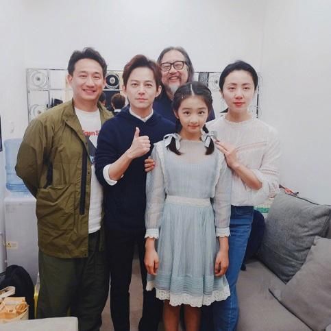 黄磊发文质问假疫苗事件，愤怒之情溢于言表，担心女儿曾打假疫苗