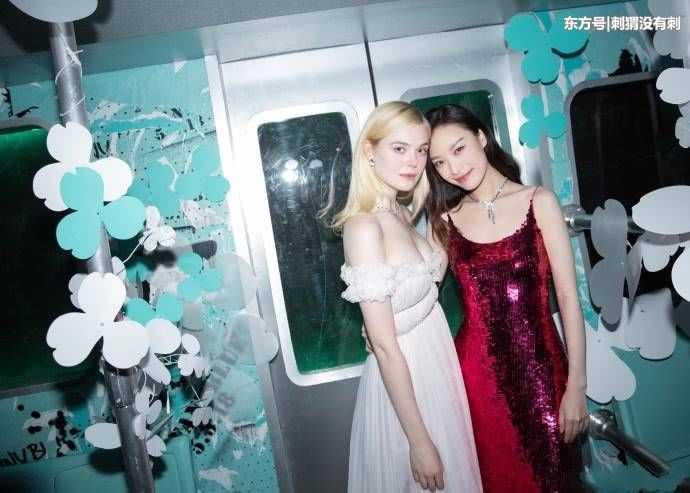 倪妮穿吊带裙风情万种，好身材藏不住，网友:气质真好!