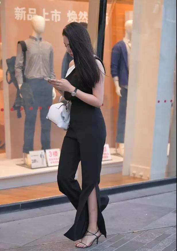 街拍：冷艳的气质更迷人，穿黑裤超性感的翘臀美女
