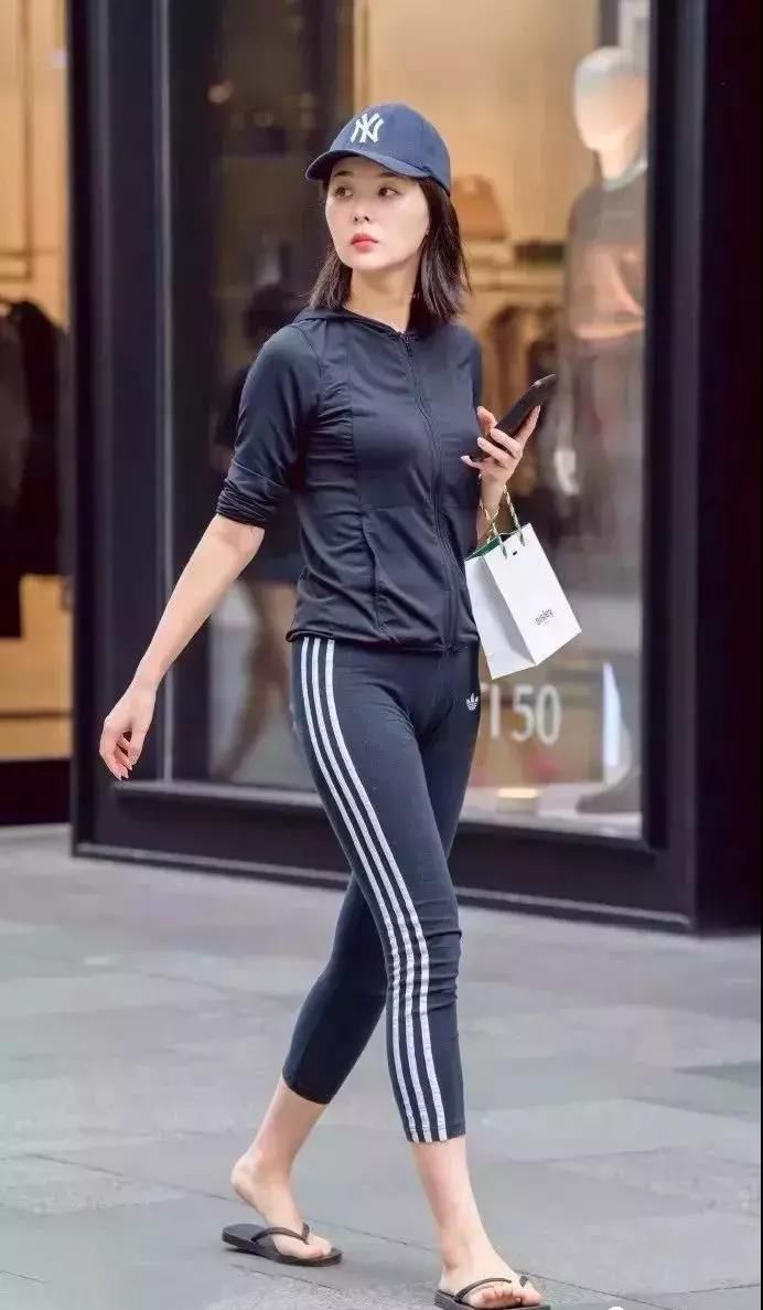 街拍: 丰满身材的小阿姨刚运动完, 这衣服怎么穿上的?