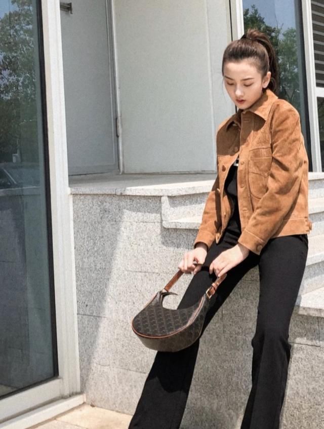  杨采钰■穿基础款大地色系,是一种怎样的体验?