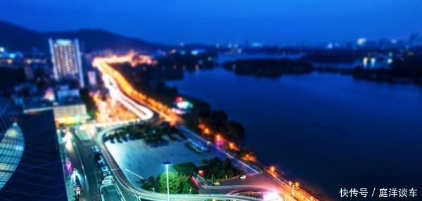 中国最美的两个火车站, 一个出站能看到湖, 一个出站能看到海!