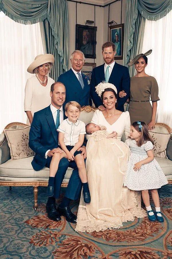 西班牙王后白色裙装亮相典礼气质完胜凯特，她才是凯特的时尚劲敌