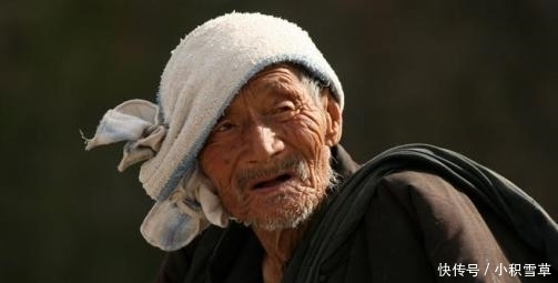 农民交公粮了, 该不该发退休金? 专家一句话, 这次农民点赞了