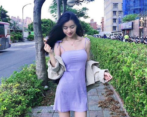 街拍：苗条白皙小鸟依人的小姐姐，穿着热情性感清纯无暇妩媚迷人