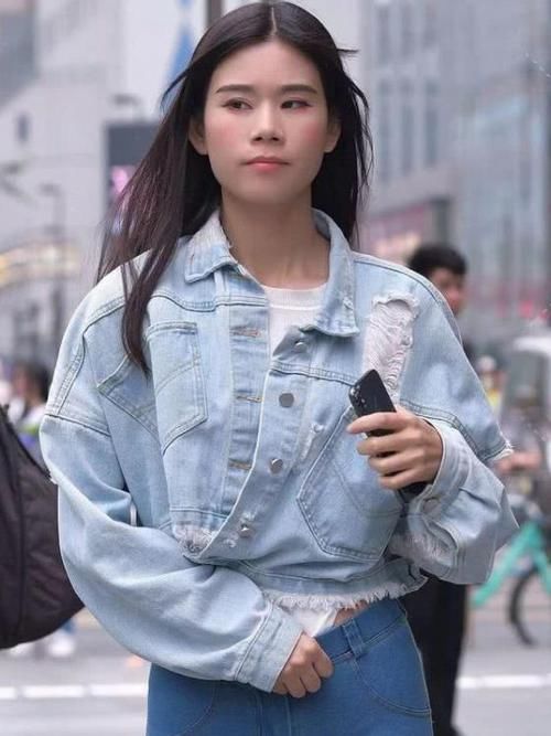 「风范」街拍:倾城倾国的美女,一件白色的长款外套,时尚女神风范