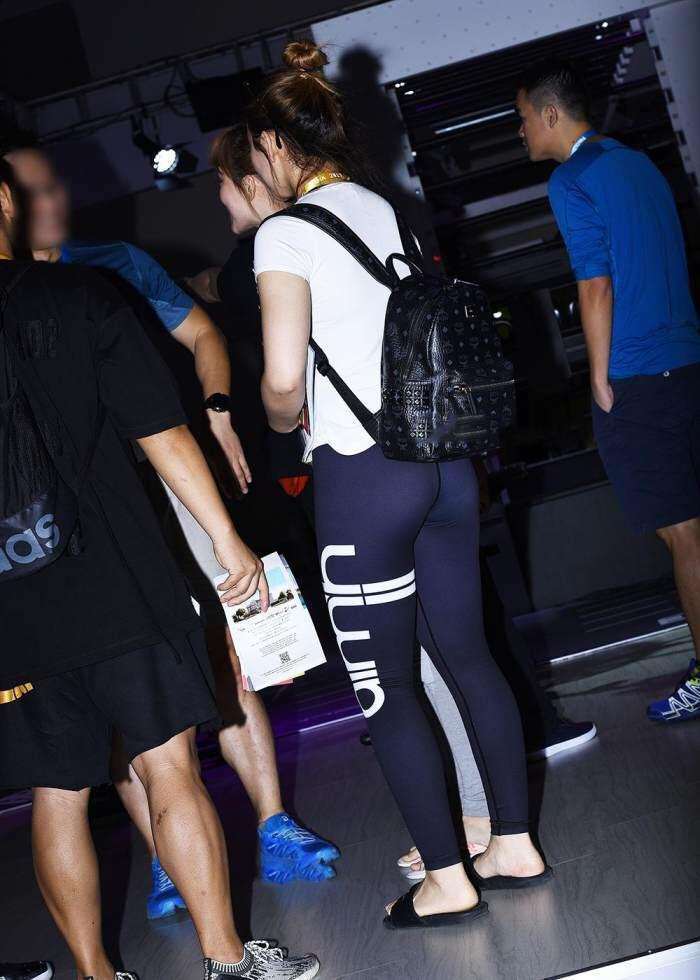 街拍: 穿紧身裤的小姐姐, 这么穿其实也挺尴尬的