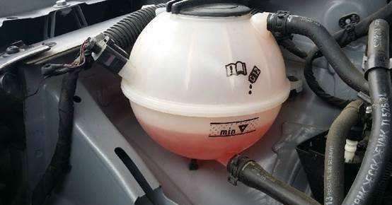  【玻璃水】车里要常备两桶水？老司机：别以为是喝的水，不然车